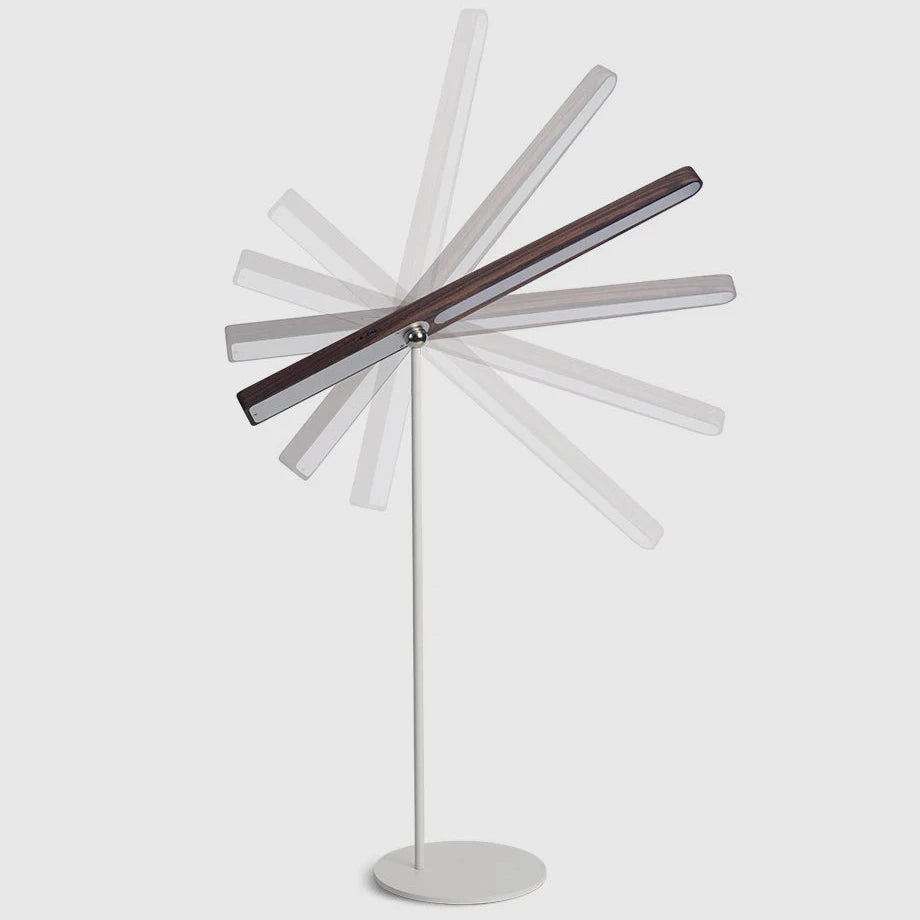 Articulation Lampe de bureau en bois foncé sur un bureau blanc