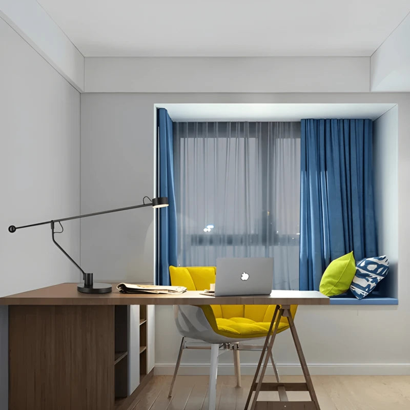 Lampe de Bureau Articulée Milano sur un grand bureau de coin en bois foncé