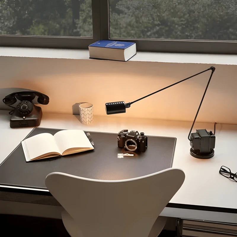 Lampe de Bureau Articulée Verona configurée sur un petit bureau blanc
