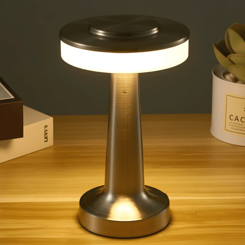 Lampe de bureau LED centrée sur un bureau en bois