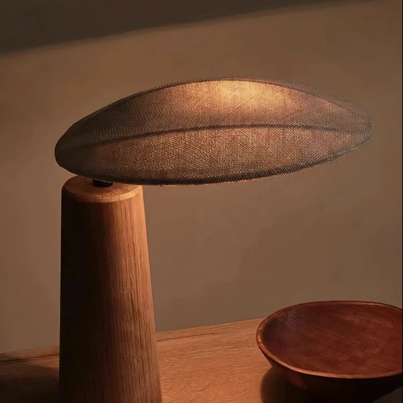 Lampe de Bureau en Bois Kyoto sur un bureau en bois massif