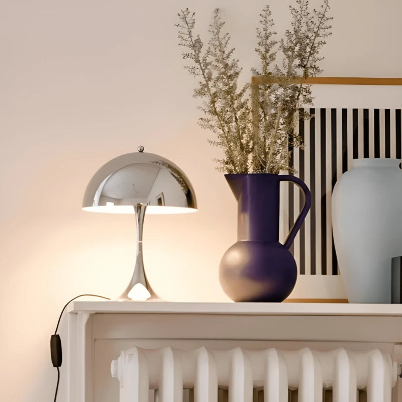 Lampe de Bureau Design Champignon Scandinave sur un espace de travail minimaliste