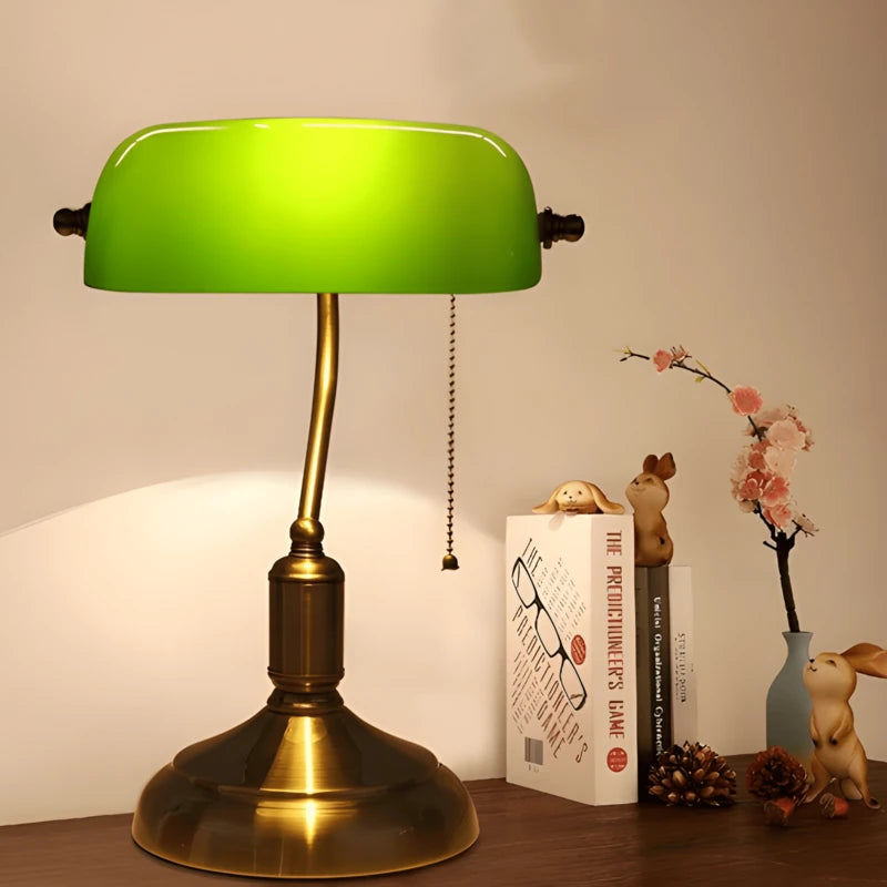 Lampe de bureau design banquier vintage sur un bureau en bois foncé