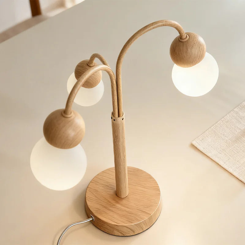 Lampe de Bureau en Bois Triple LED sur un bureau beige clair