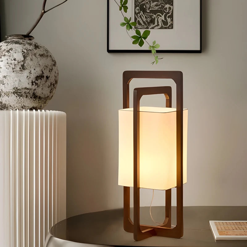 Lampe de Bureau Japonaise Wabi-Sabi en Noyer au-dessus d'un bureau chromé