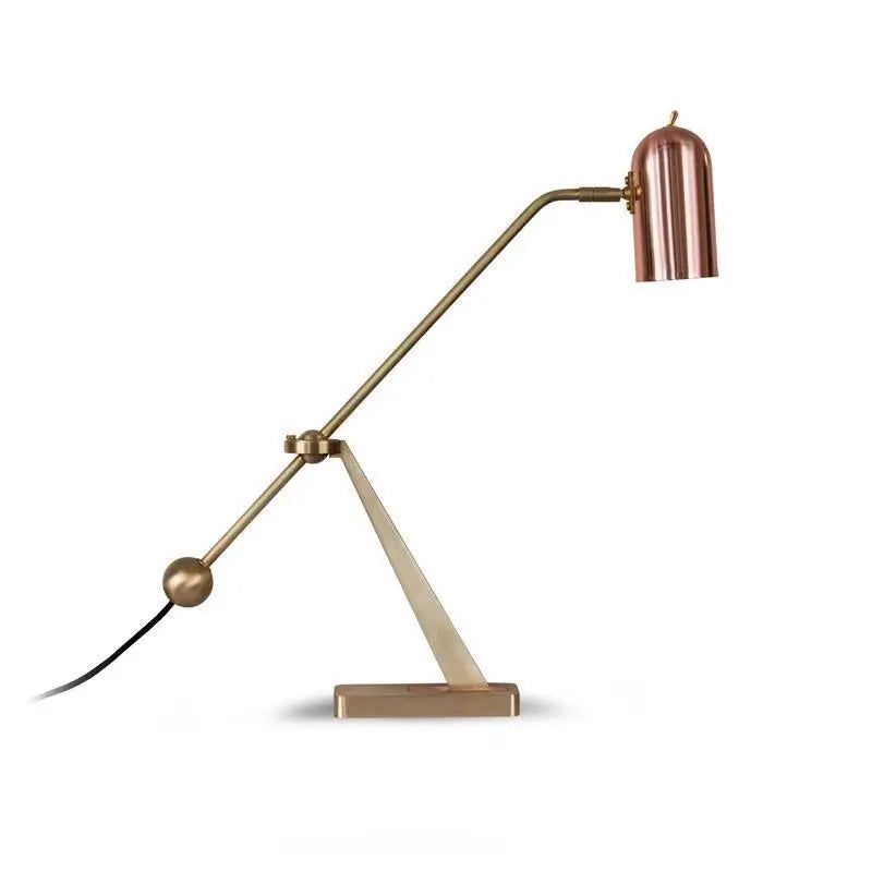 Lampe de bureau en Laiton Doré Brossé sur fond blanc