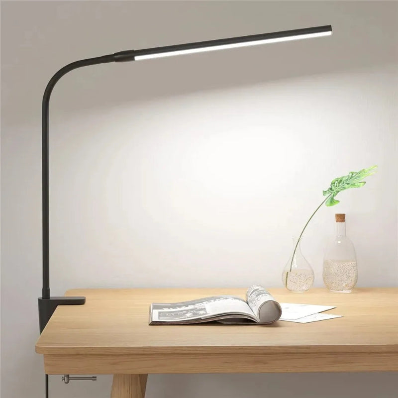 Lampe de Bureau LED à Pince Fine configurée sur un espace de travail en bois clair
