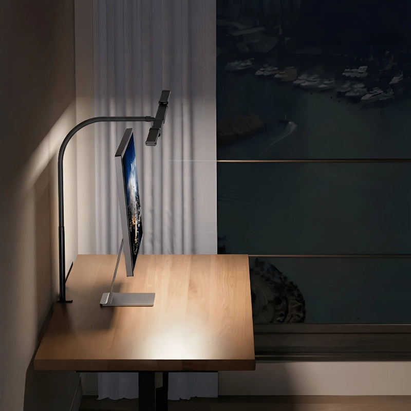 Lampe de Bureau LED à Pince Triple Tête Articulée configuré sur l'arrière d'un bureau en bois