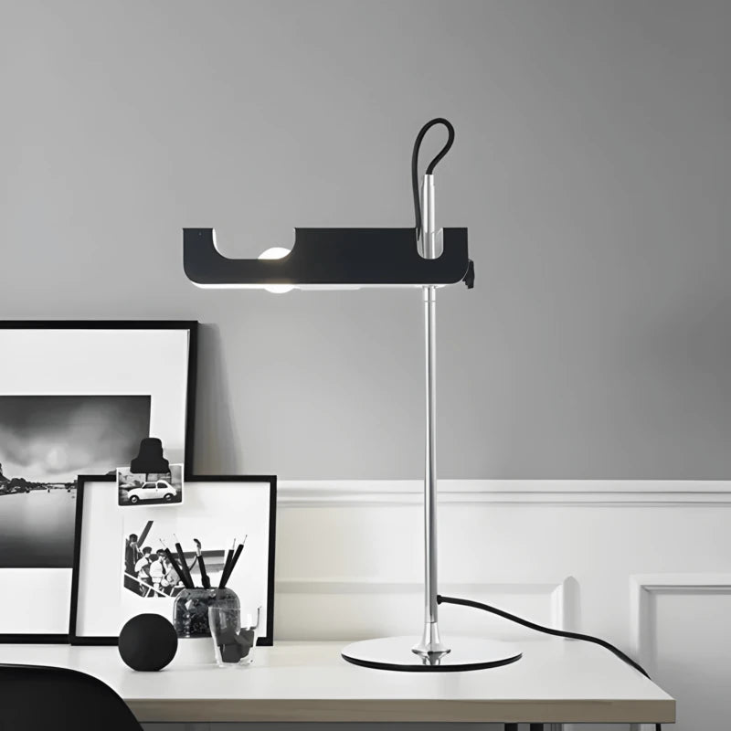 Lampe de Bureau LED Design Torino noire sur un bureau blanc clair