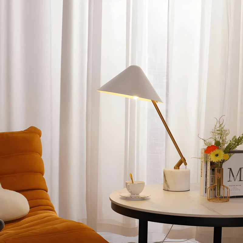 Lampe de Bureau Marbre & Bois Nordique sur un bureau bas de lecture