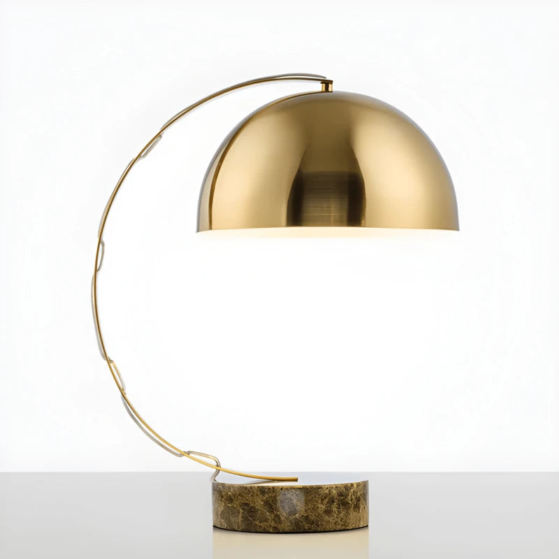 Lampe de Bureau Design Marbre Doré Milano sur bureau et fond blanc brillant