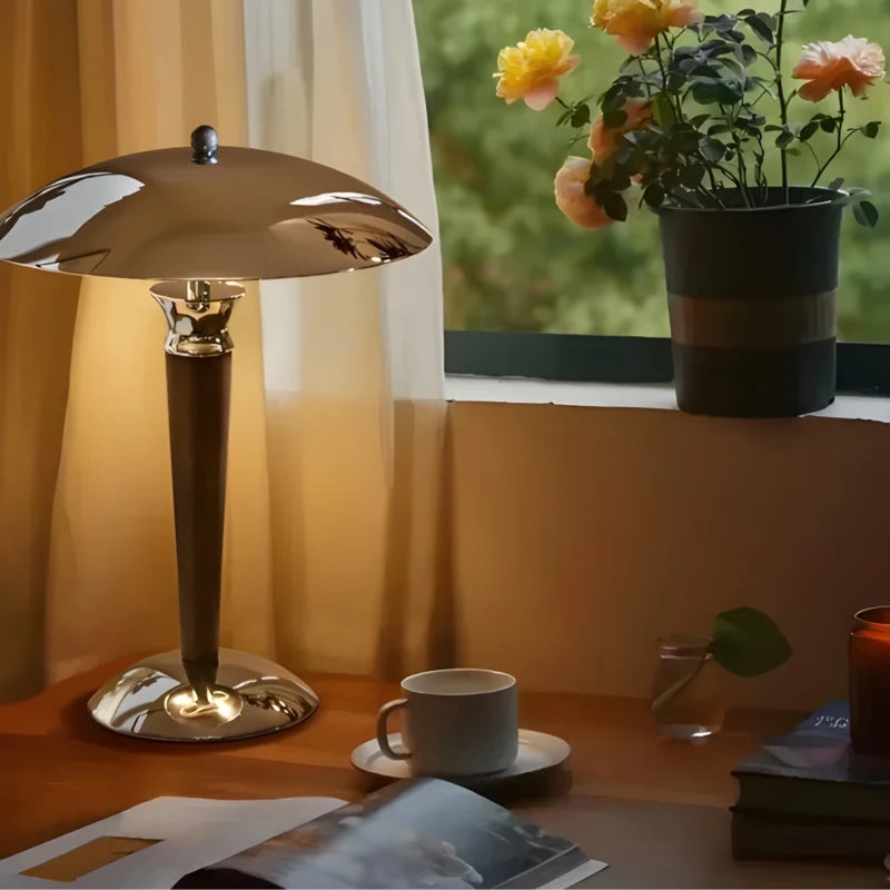 Lampe de Bureau Vintage Bois & Chrome posée au-dessus d'un bureau minimaliste