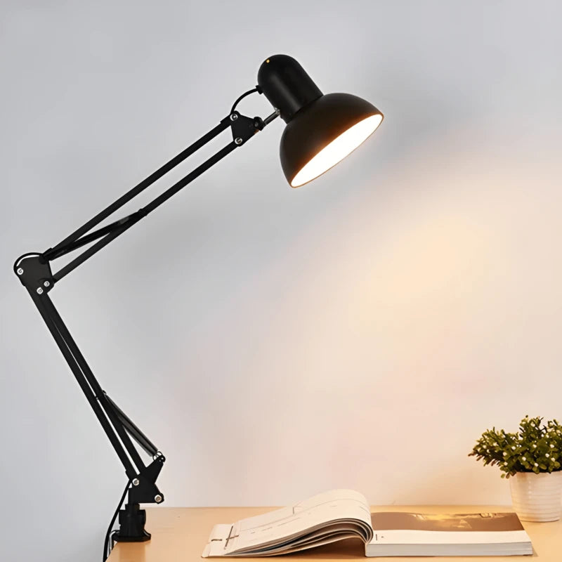 Lampe de bureau architecte à pince noir montée sur un espace de lecture