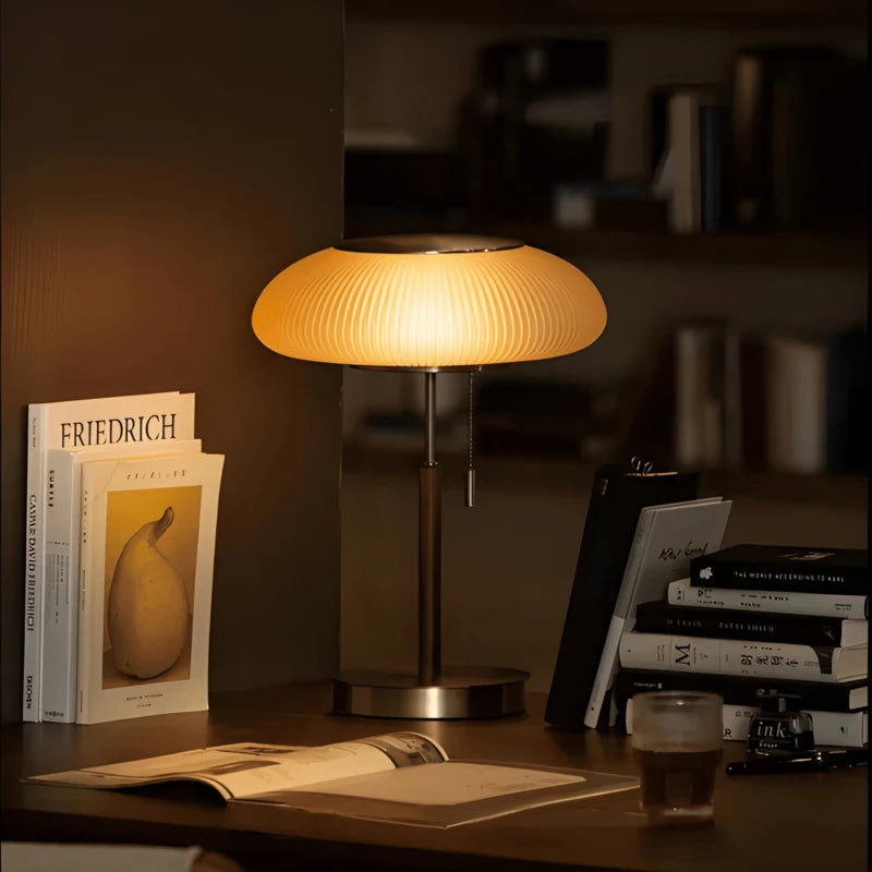 Lampe de bureau champignon bauhaus sur un espace de travail marron