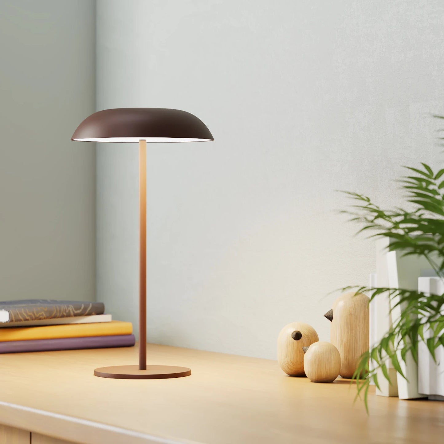 Lampe de Bureau LED Champignon Sans-fil marron sur un espace de travail en bois clair