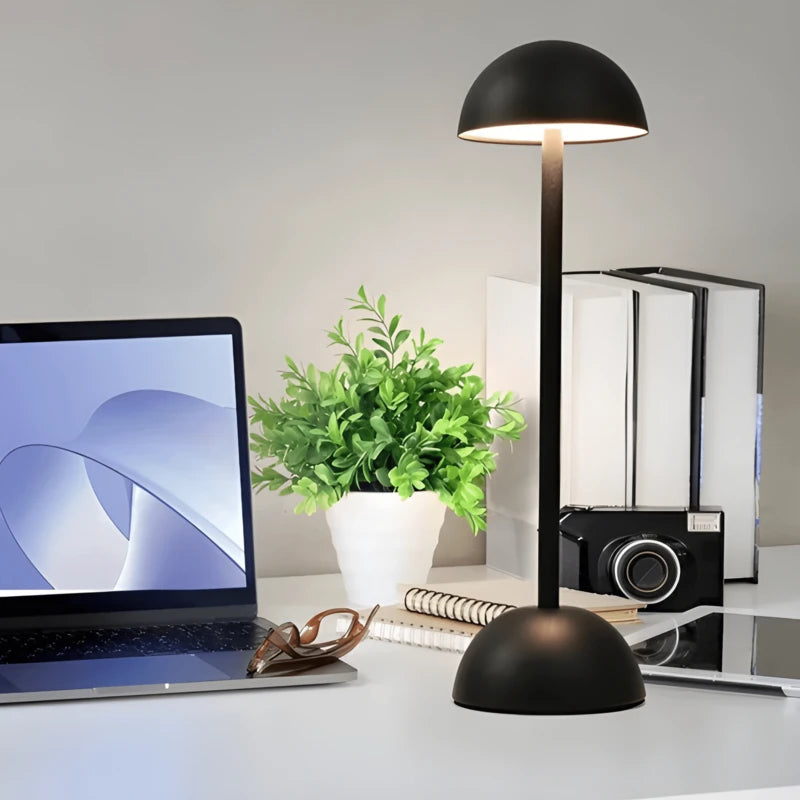 Lampe de bureau champignon tactile située sur un bureau blanc