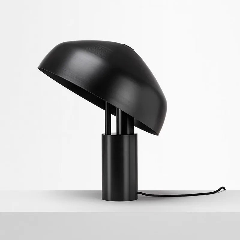 Lampe de Bureau Champignon Nordique Métallique noire placée sur un support blanc