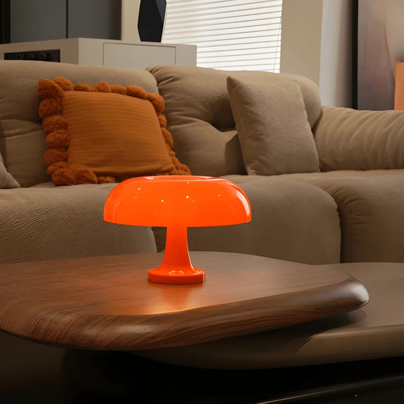 Lampe de bureau champignon orange sur une table basse