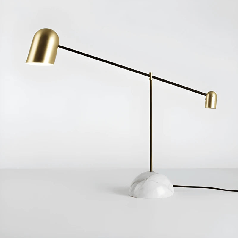 Lampe de bureau LED design articulée dorée sur fond blanc