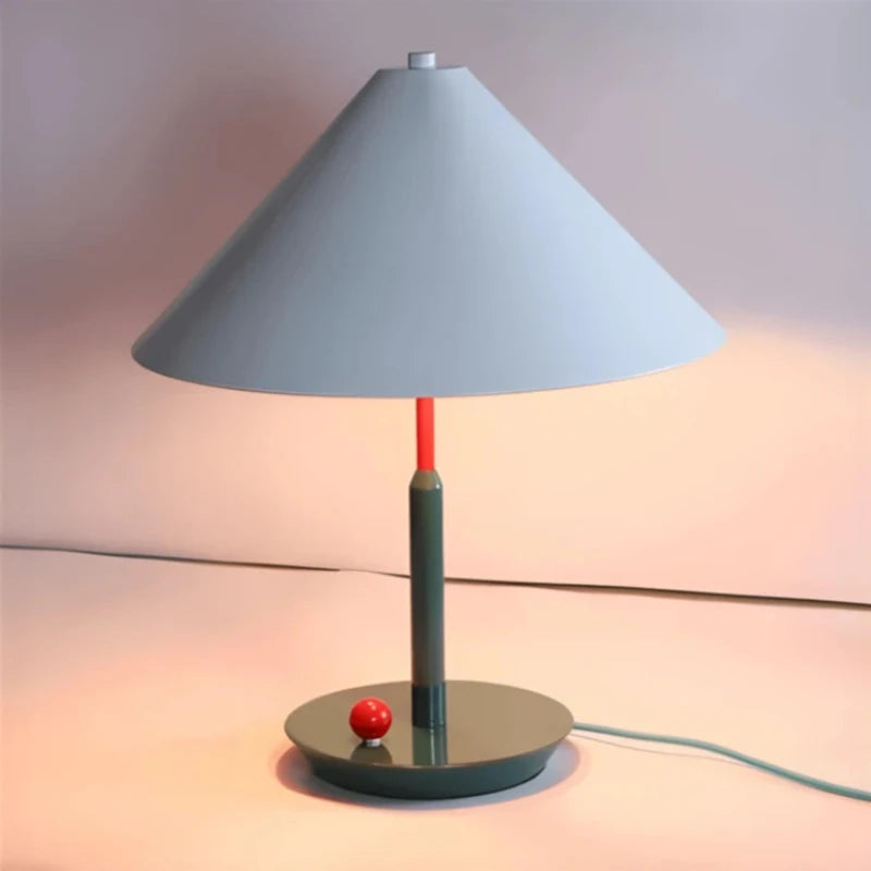 Lampe de bureau design scandinave conique blanc sur un bureau blanc