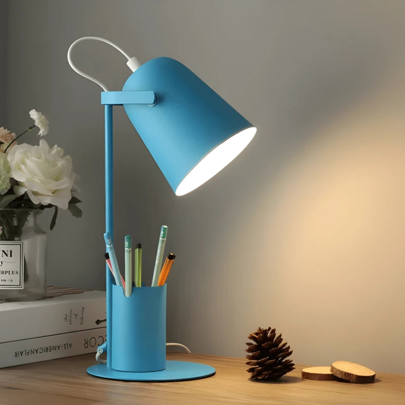 Lampe de Bureau Enfant bleue avec Porte-Crayons sur un bureau en bois