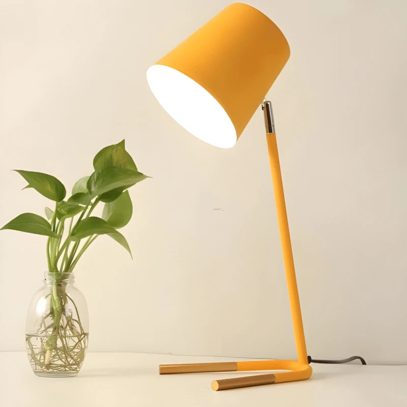 Lampe de bureau design scandinave jaune sur un bureau