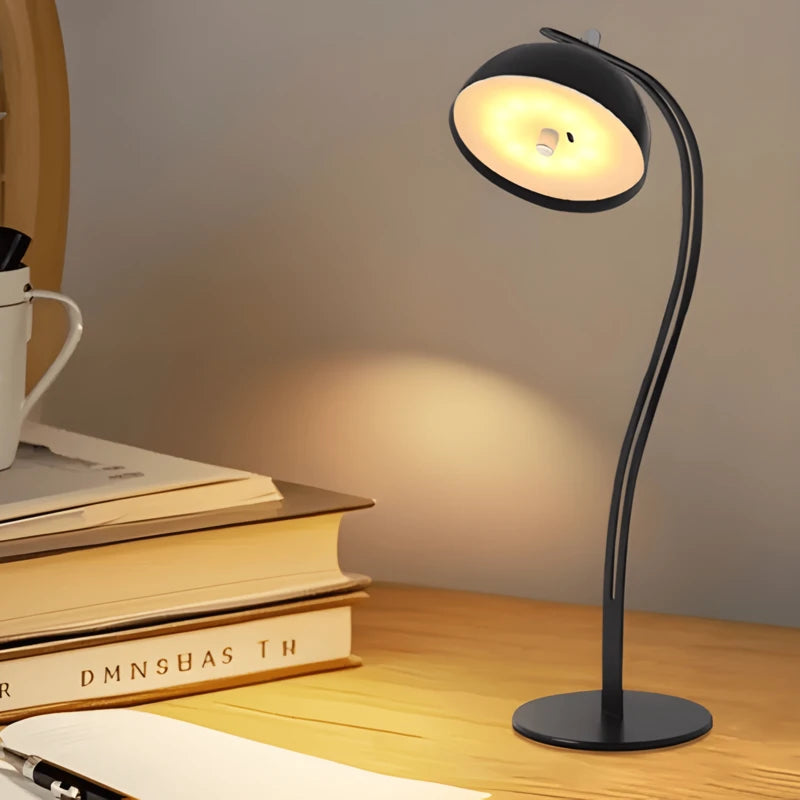 Lampe de bureau LED flexible noire placée au-dessus d'un bureau en bois