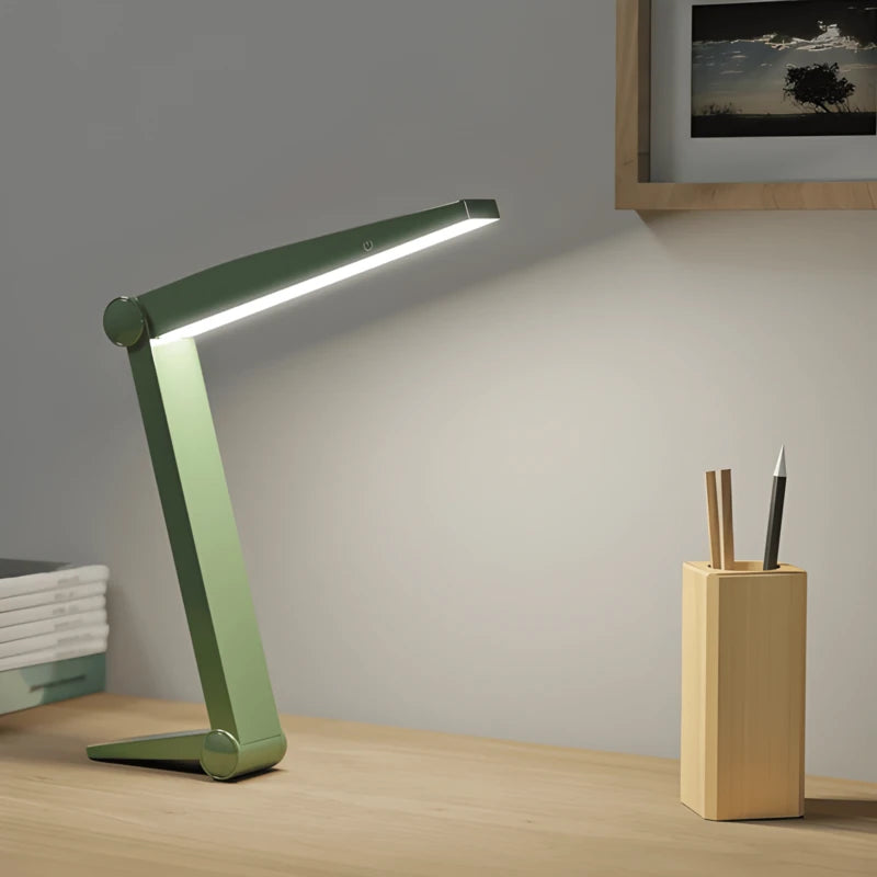 Lampe de bureau LED lecture verte sur un bureau
