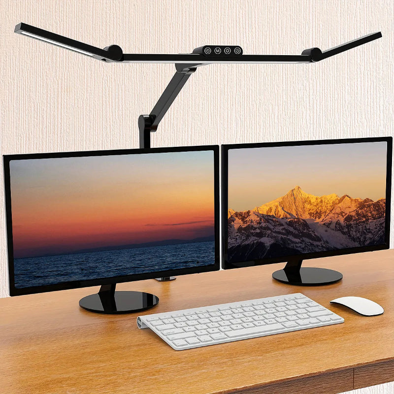 Lampe de Bureau LED à Pince Double Bras Articulée configurée sur l'arrière d'un bureau en bois
