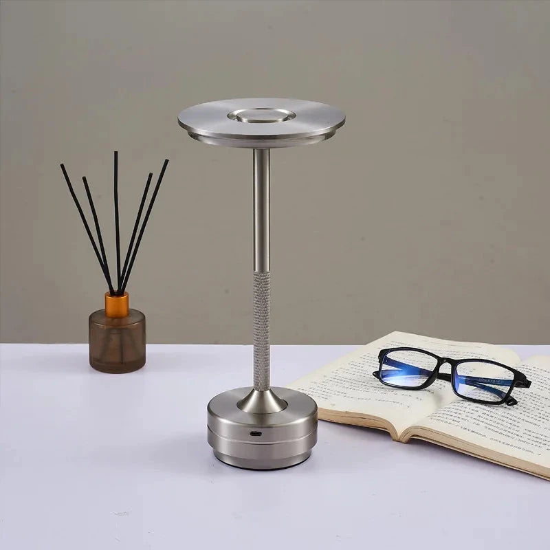 Lampe de bureau LED sans-fil grise sur un bureau