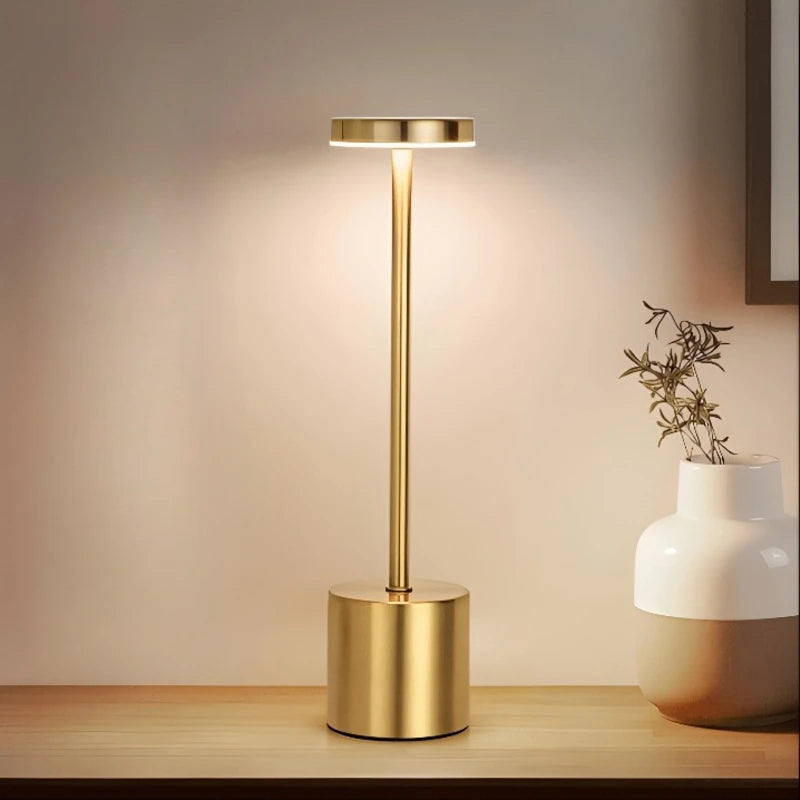 Lampe de bureau LED Sans Fil dorée sur un bureau beige en bois