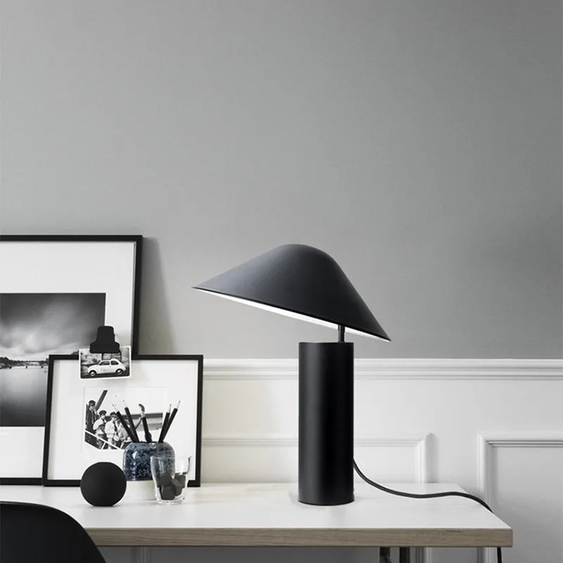 Lampe de Bureau Nordique Nørd configurée sur un bureau