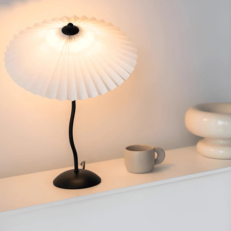 Lampe de bureau style nordique LED sur un meuble blanc