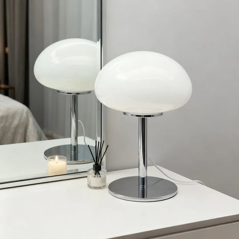 Lampe de Bureau Champignon Vintage en Verre Opalin blanc au-dessus d'un bureau blanc