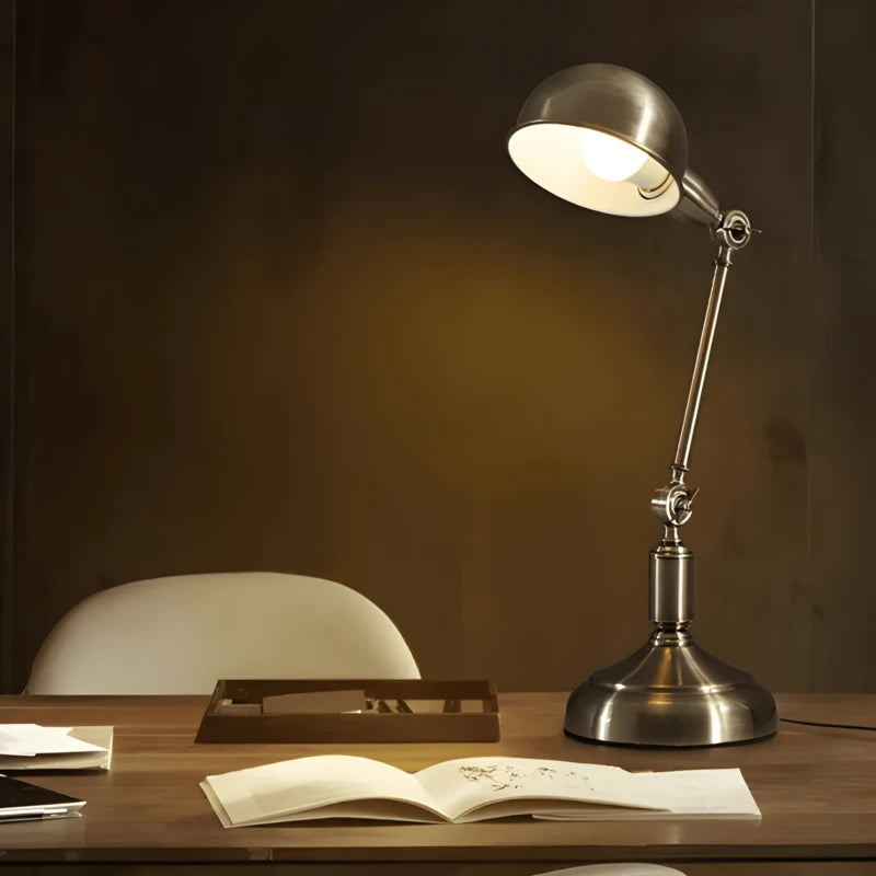 Lampe de bureau vintage classique en argent qui éclaire un livre