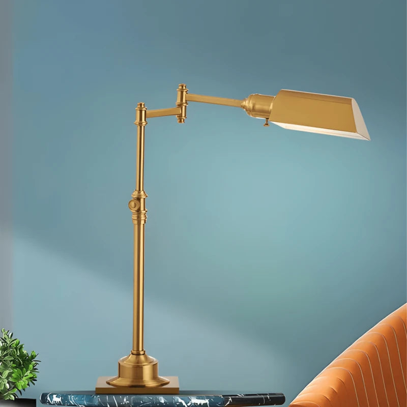 Lampe de bureau vintage cuivrée rectangle sur fond bleu