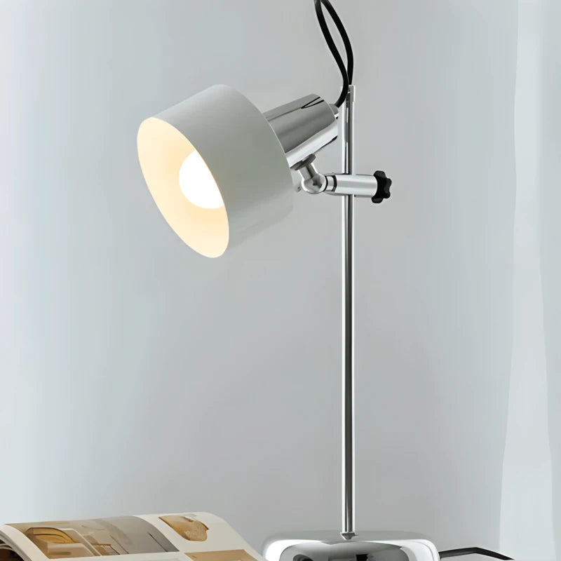 Lampe de Bureau Vintage Élégante blanche sur un bureau de lecture