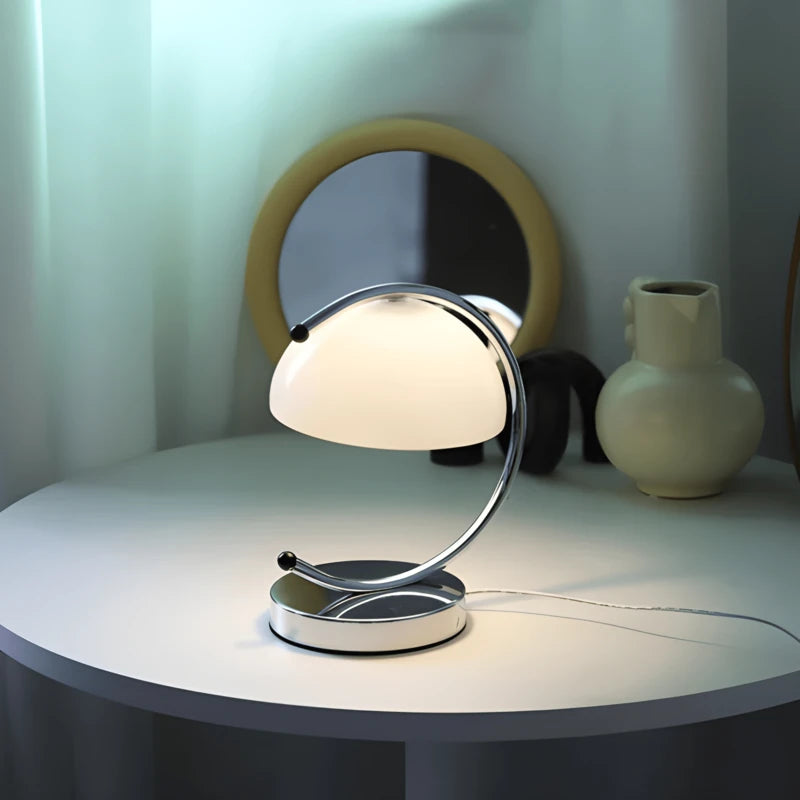 Lampe de bureau vintage en verre sur une table basse