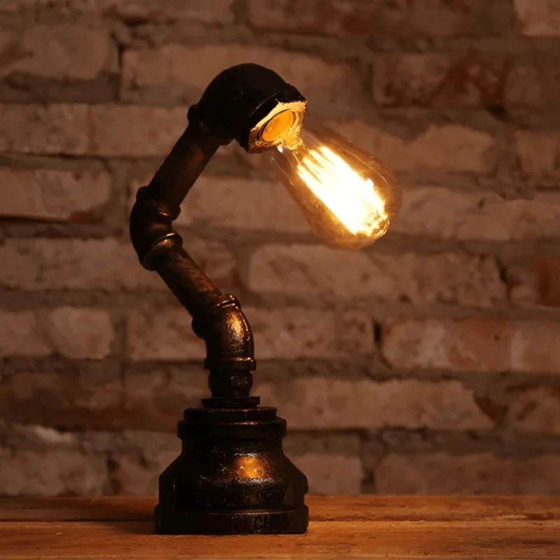 Lampe de bureau vintage tuyau Edison sur un bureau en bois