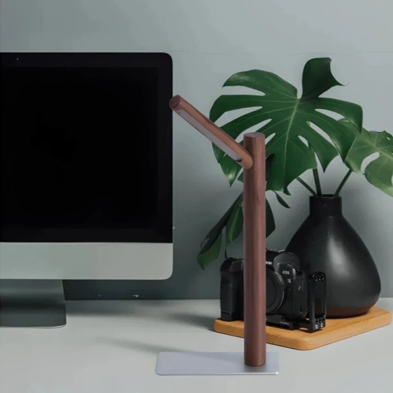 Lampe de bureau LED branche de bois sur un bureau blanc décorés de plantes