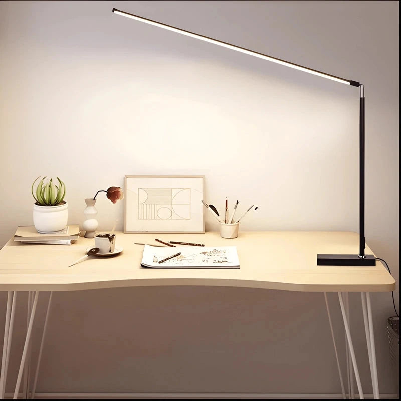 lampe de bureau fine noire sur un bureau beige
