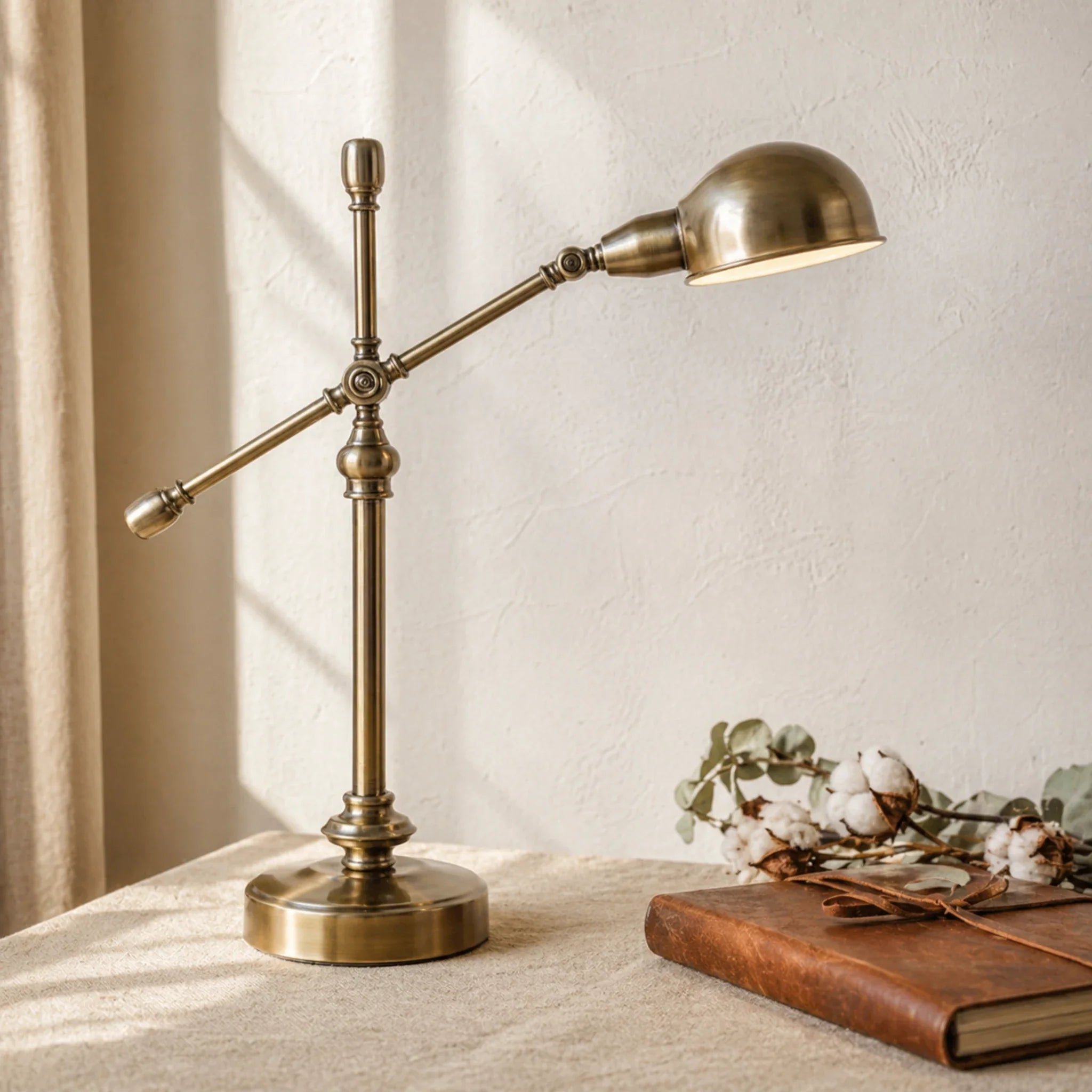 Lampe de bureau vintage élégante rouge sur un bureau noir Image