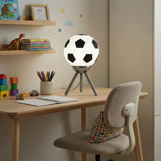 Lampe de Bureau Enfant Forme Ballon de Football placée au-dessus d'un petit bureau