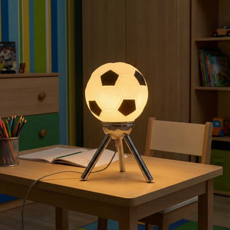 Lampe de Bureau Enfant Forme Ballon de Football sur un espace de travail pour enfant