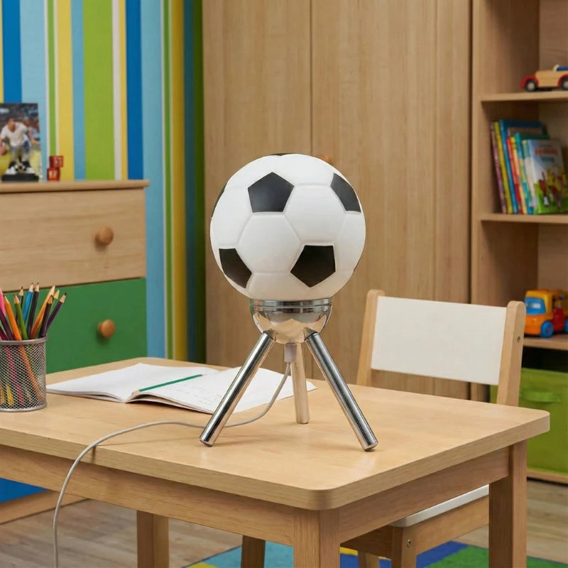 Lampe de Bureau Enfant Forme Ballon de Football posée sur un bureau pour enfant en bois