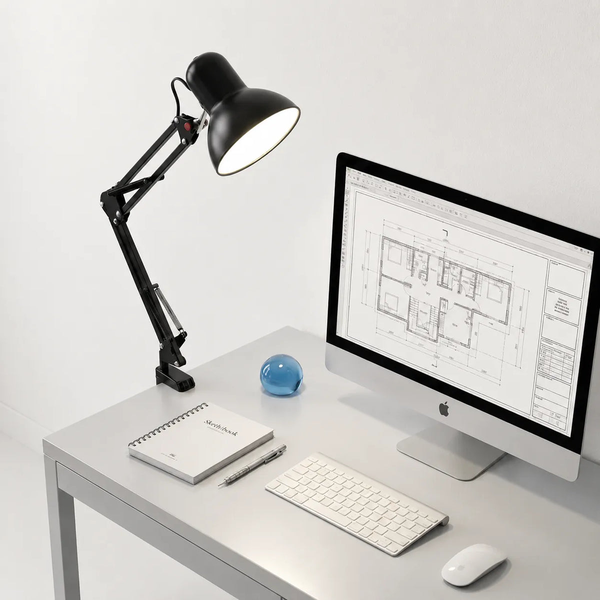 Lampe de Bureau Architecte à Pince sur la gauche d'un bureau blanc