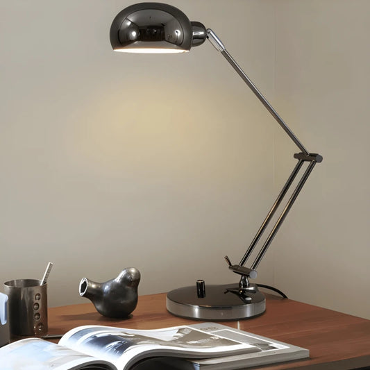 Lampe Architecte en métal sur un espace de lecture en bois