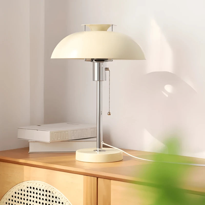 Lampe Bauhaus Élégance blanche sur un espace bas en bois