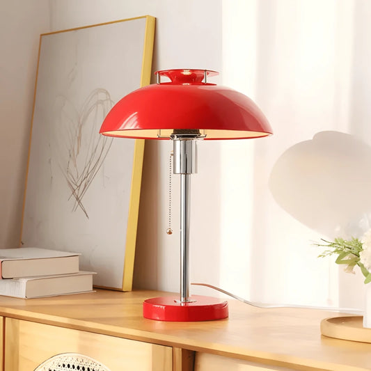 Lampe Bauhaus Élégance rouge sur un meuble bas en bois