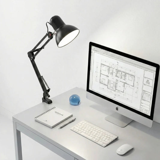 Lampe de Bureau Architecte à Pince sur la gauche d'un bureau blanc
